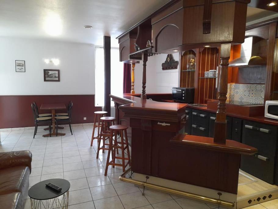 Appartement Au Bord Du Canal Монбар Экстерьер фото